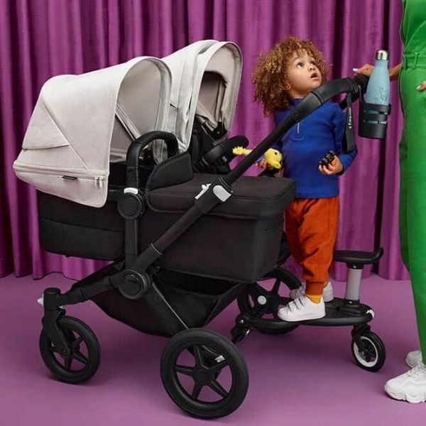 cochecito de bebe gemelar en paralelo ideal para atravesar puertas estrechas gracias a sus dimensiones reducidas